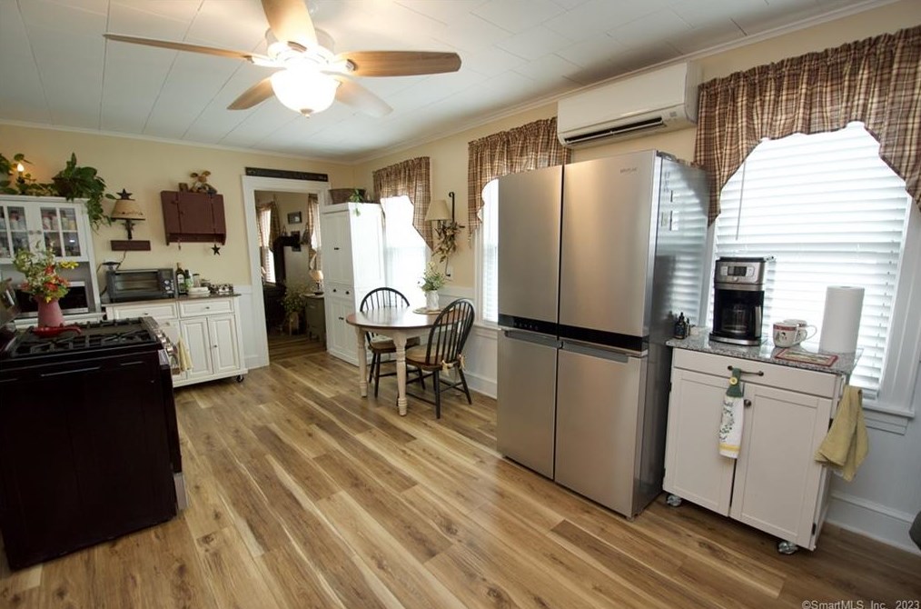 98 Greenwood St, Union City, CT 06770