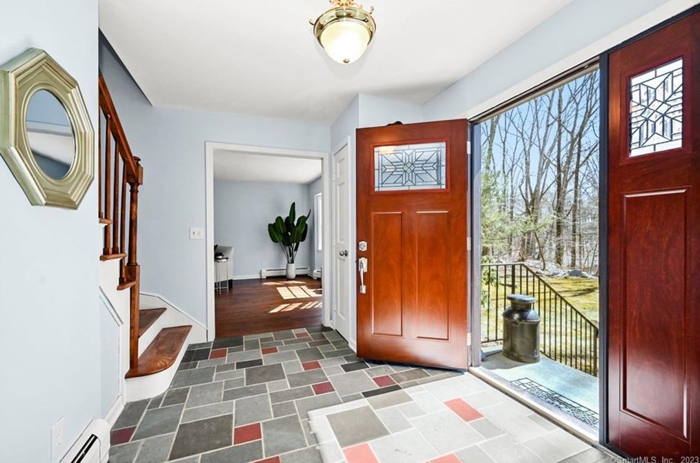 7 Leopard Dr, Sandy Hook, CT 06482
