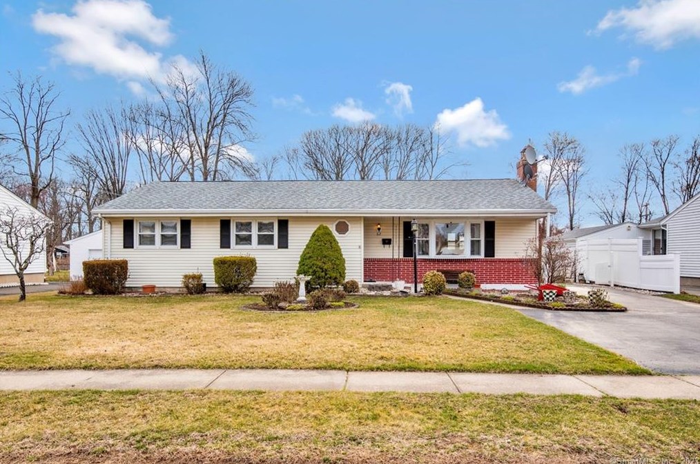 62 Regency Dr, Hartford, CT 06110-1634