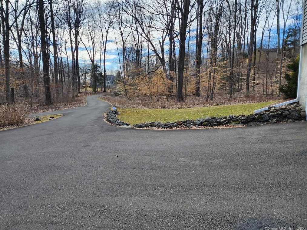 99 Wilderwood Dr, Guilford, CT 06437