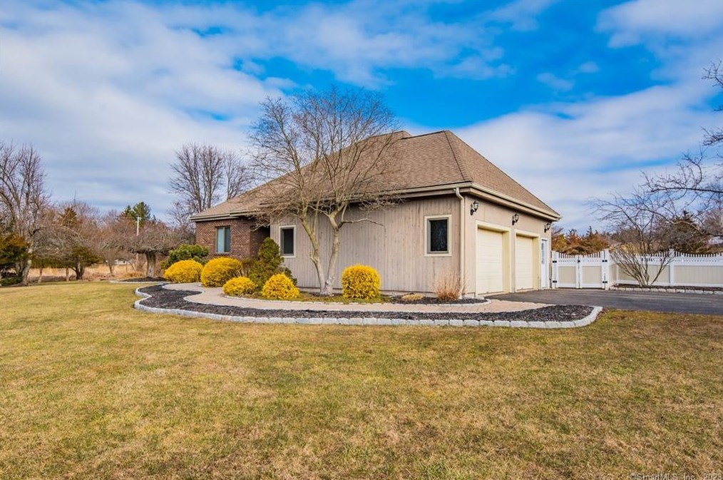 2 Wheatfield Dr, Wallingford, CT 06492