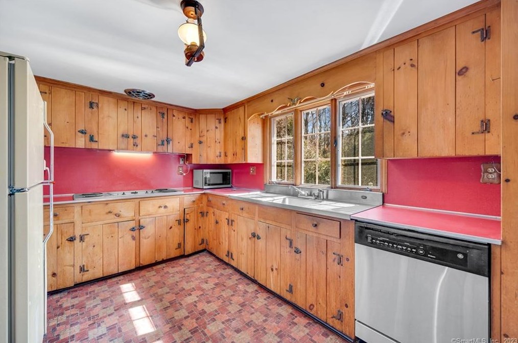 62 Nova Scotia Hill Rd, Watertown CT  06795-2007 exterior