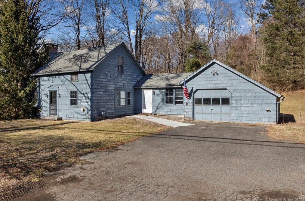 26 Dodgingtown Rd, Newtown, CT 06470