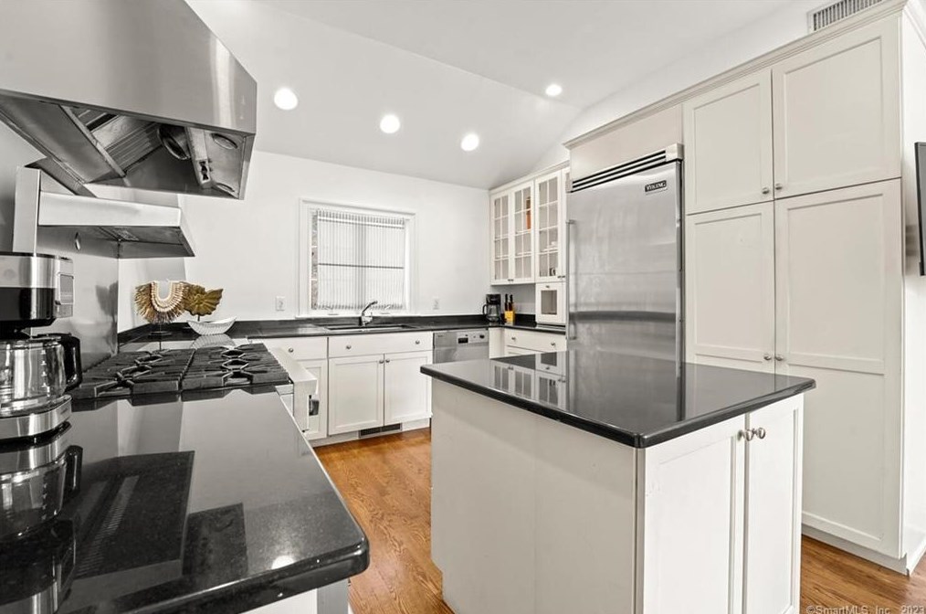 81 Compo Rd S Ln, Westport CT  06880 exterior