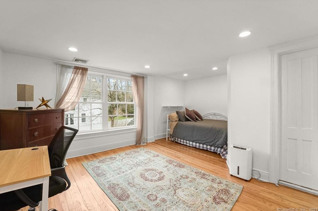 81 Compo Rd S Ln, Westport CT  06880 exterior