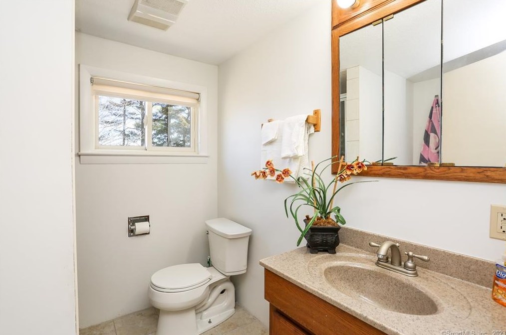 2 Hayes Rd, Simsbury CT  06081-9632 exterior
