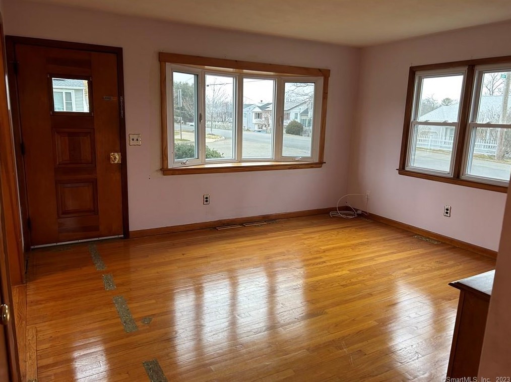 4 Laura Ln, New Haven, CT 06512-2742