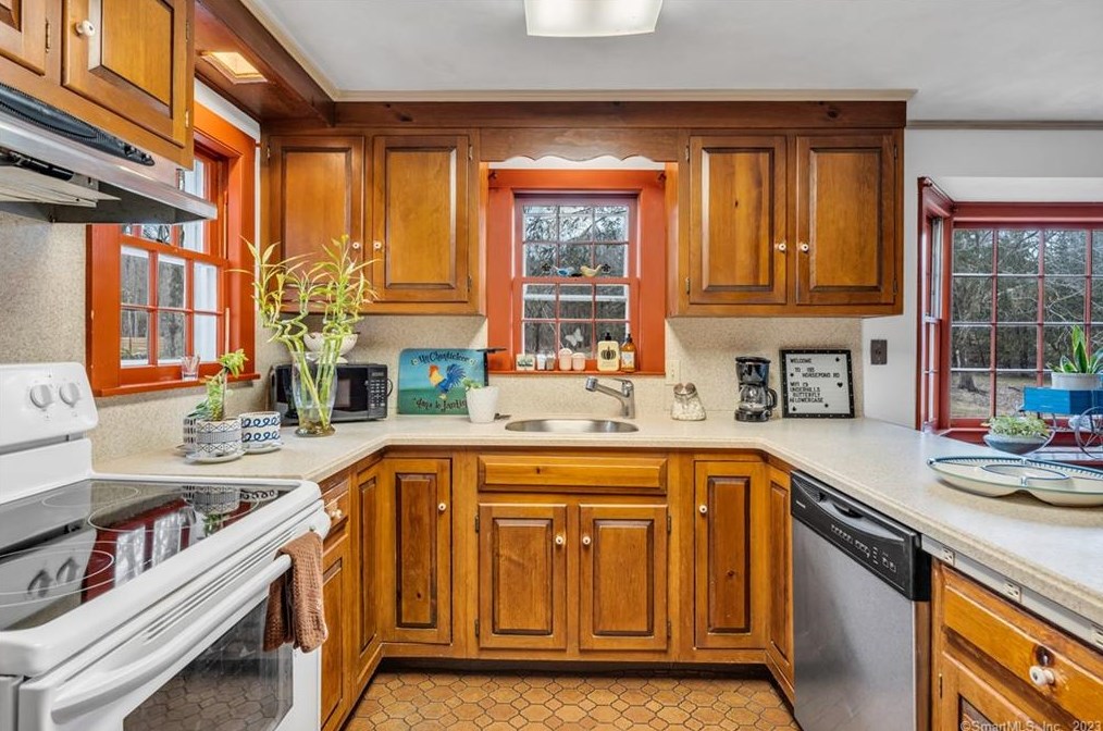 193 Horse Pond Rd, Madison CT  06443-2550 exterior