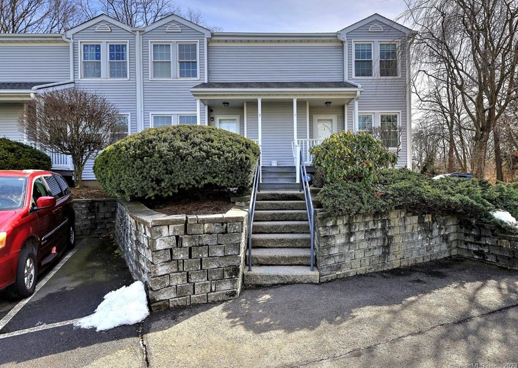 1 Greenview Ln #1, Milford, CT 06461