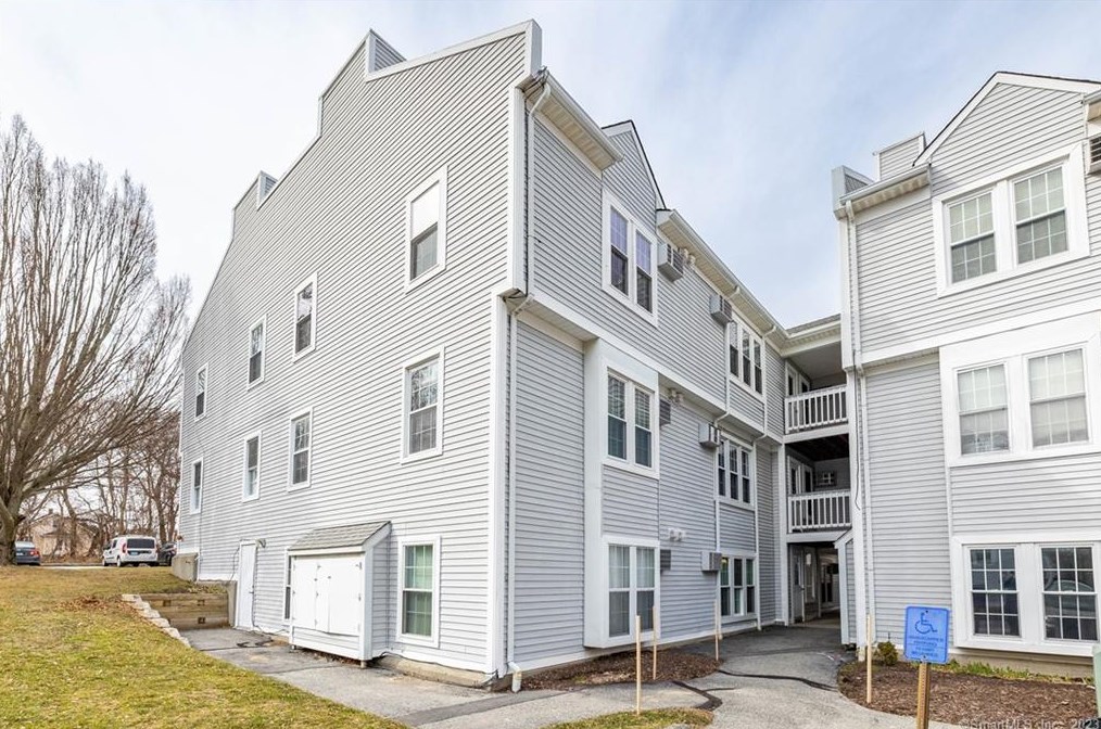 82 Longview St #6, Waterford, CT 06385