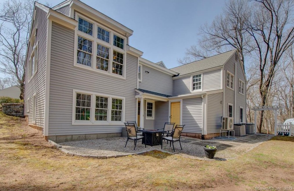 88 Stancliff Rd, Glastonbury, CT 06033