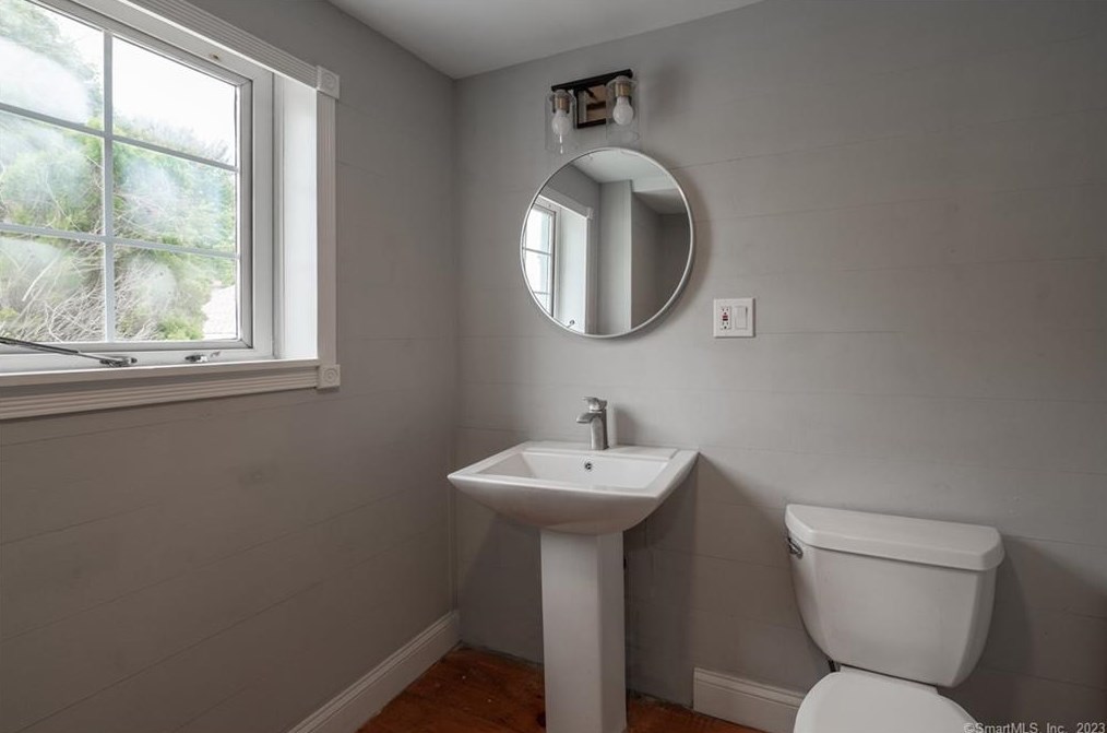 17 Pleasant St, Cromwell CT  06416-2323 exterior