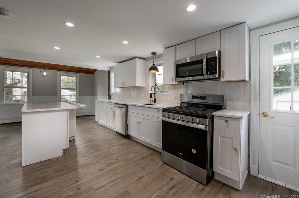 17 Pleasant St, Cromwell CT  06416-2323 exterior