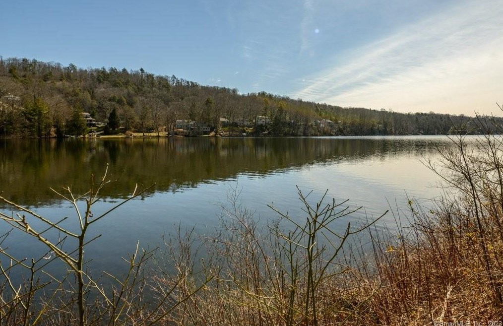 2 Wauwinet Ct, Guilford CT  06437-1101 exterior