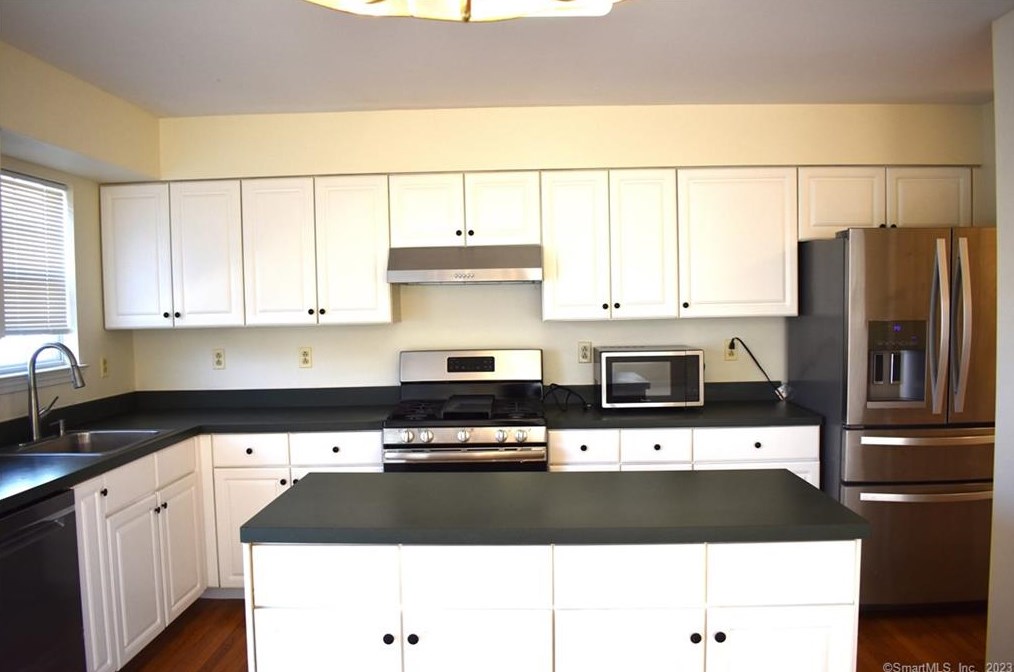 4 Oak Ridge Ln, Milford, CT 06461