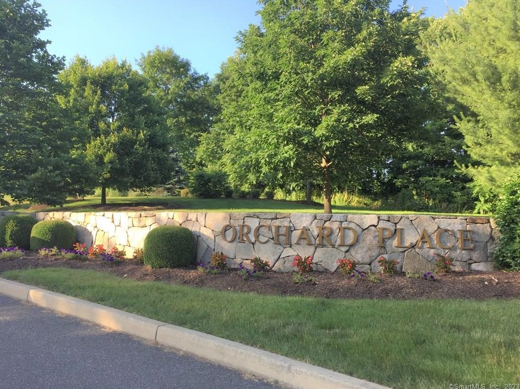 20 Orchard St #206, Brookfield Center, CT 06804