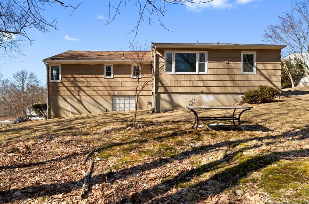 54 Piping Rock Dr, Waterbury CT  06706-2425 exterior