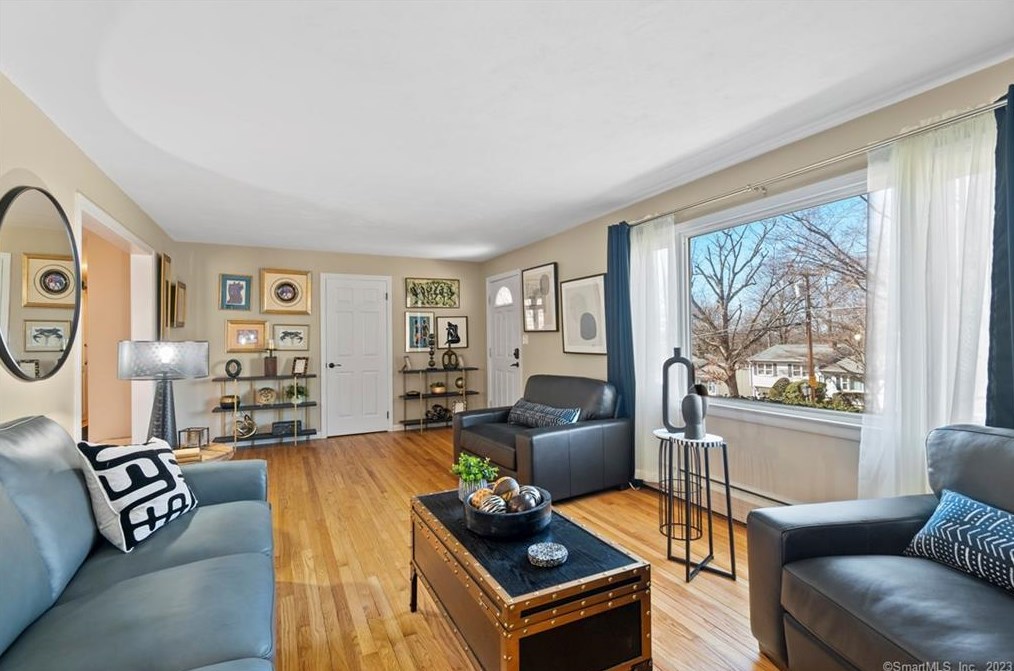 54 Piping Rock Dr, Waterbury CT  06706-2425 exterior