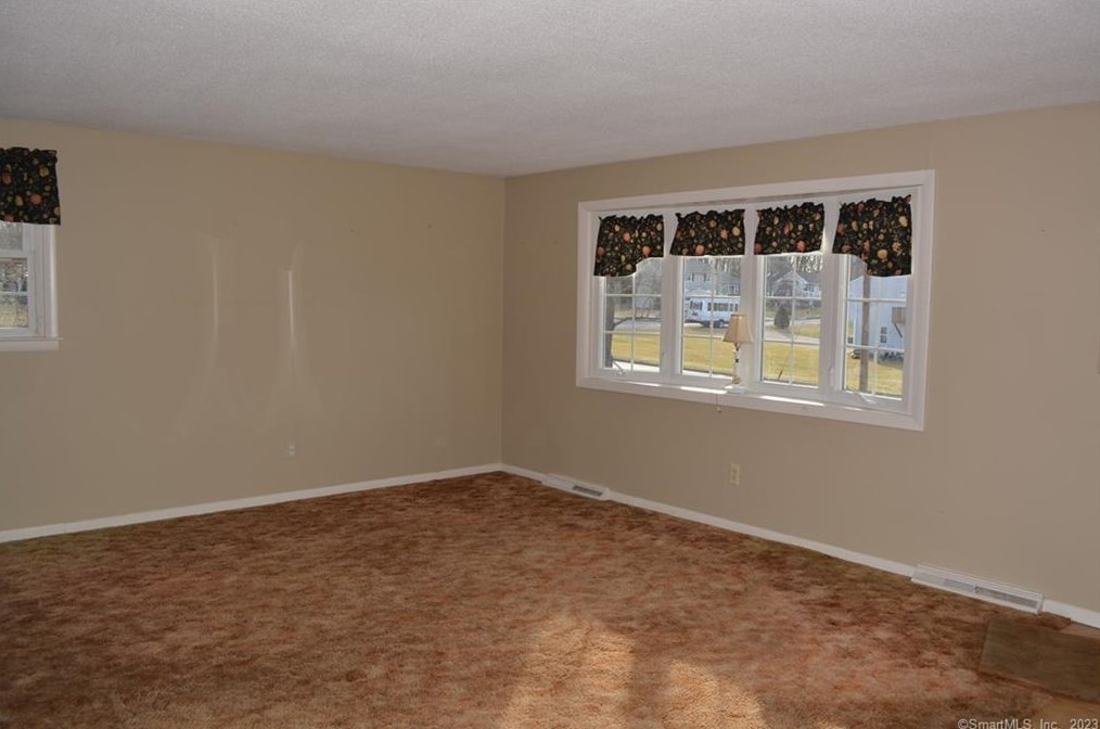 14 Pam Ln, Wapping, CT 06074