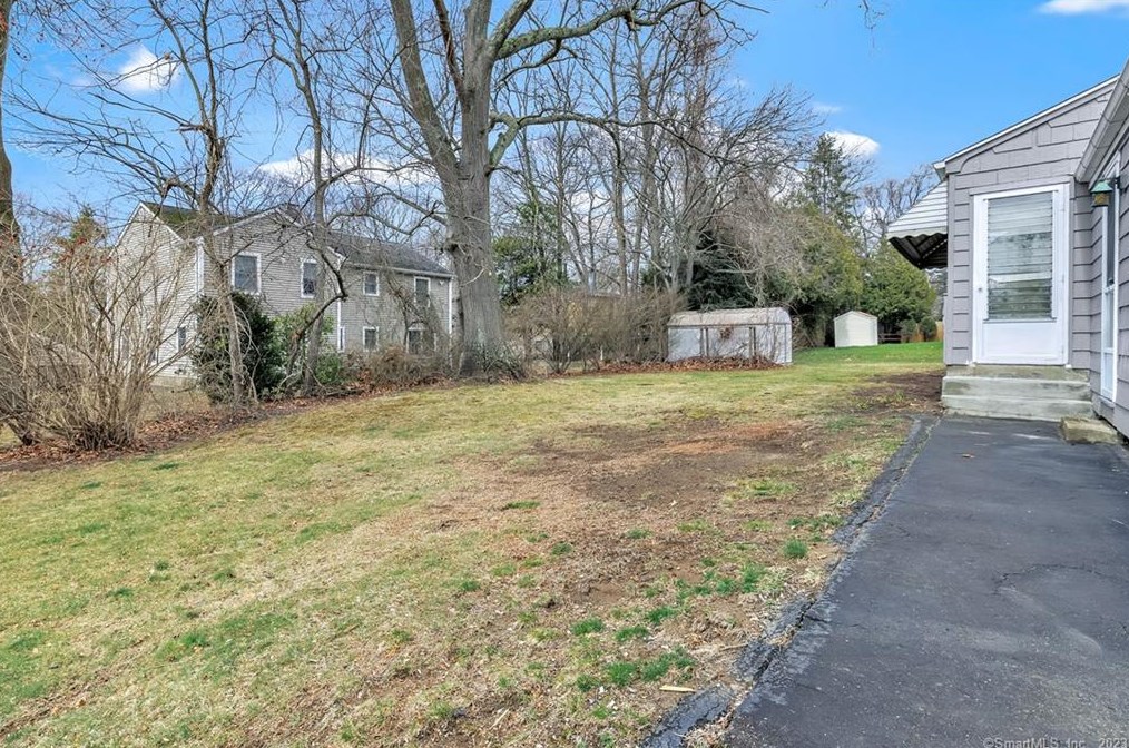 535 Robin Ln, Stratford CT  06614-2417 exterior