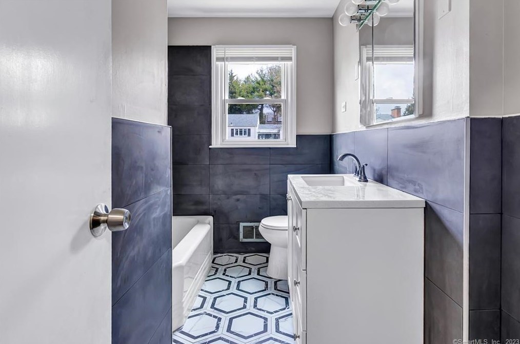 535 Robin Ln, Stratford CT  06614-2417 exterior