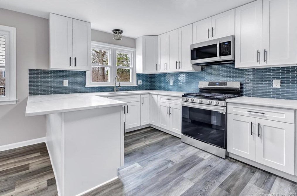 535 Robin Ln, Stratford CT  06614-2417 exterior