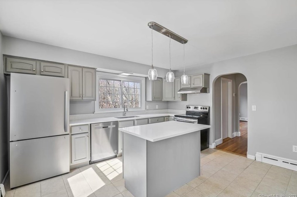 7 Ellen Ward, Waterford, CT 06385