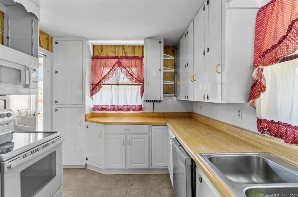 33 Cady St, Killingly, CT 06239