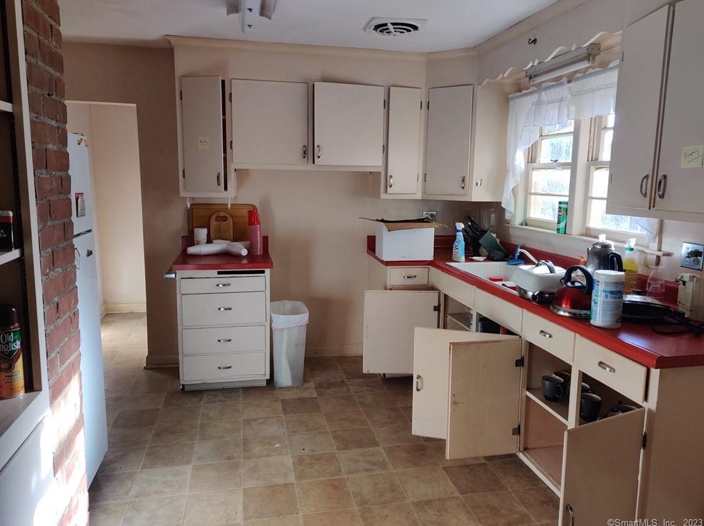 10 Wyndemere Rd, Bloomfield, CT 06002