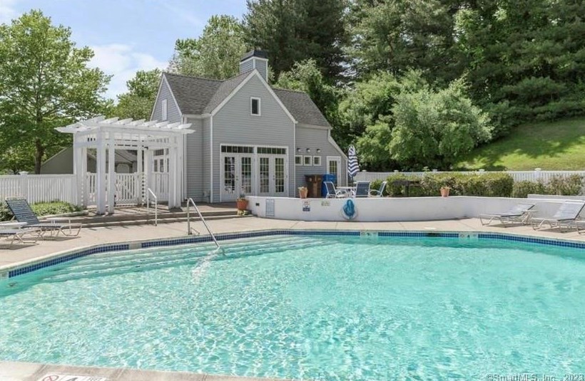 14 Rivendell Dr, Huntington CT  06484-4331 exterior