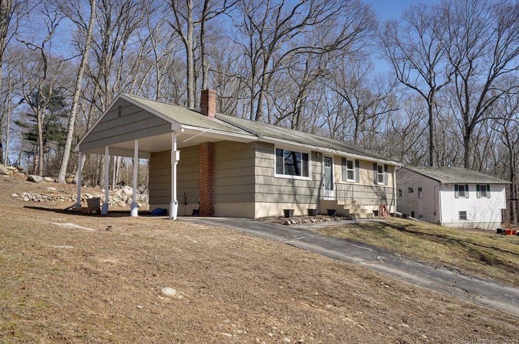4 Parkwood Dr, Gales Ferry, CT 06335