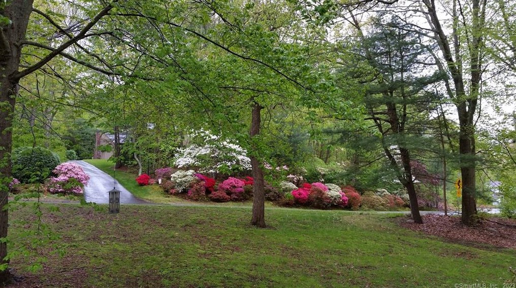 20 Bittersweet Dr, Gales Ferry, CT 06335