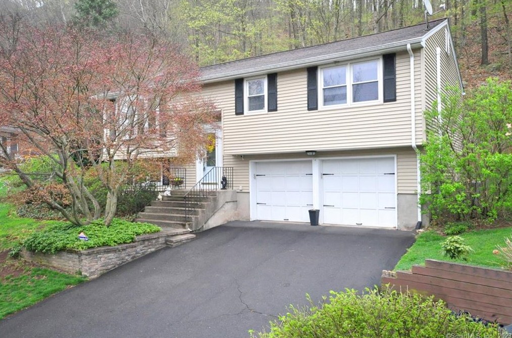 104 Metacomet Rd, Plainville, CT 06062