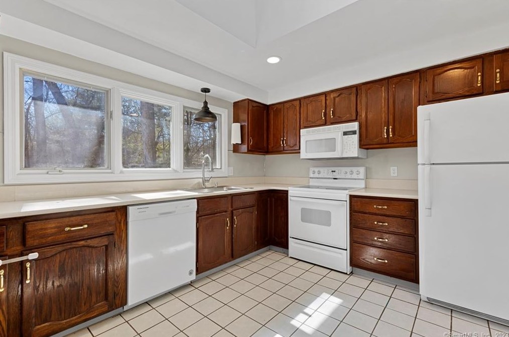 65 Barnshed Ln, Guilford CT  06437-1109 exterior