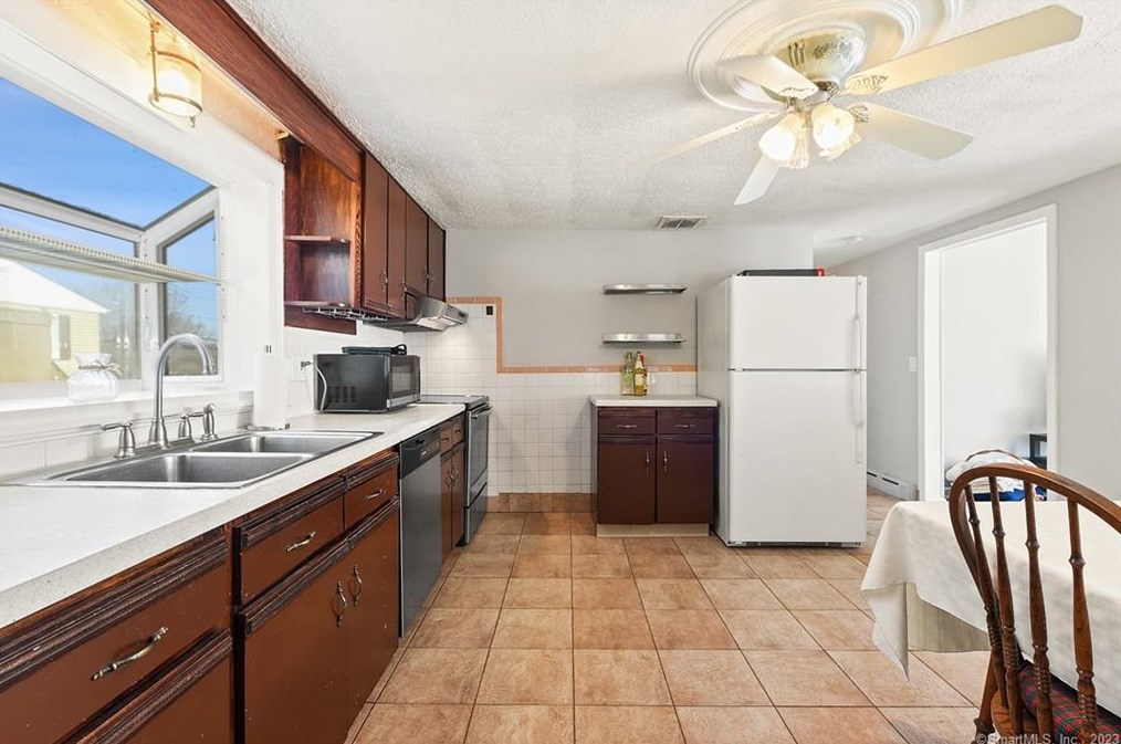 8 Lewis Dr, Watertown CT  06779-2014 exterior