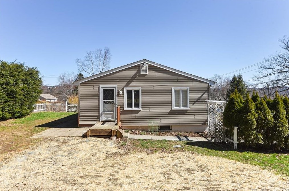 8 Lewis Dr, Watertown CT  06779-2014 exterior