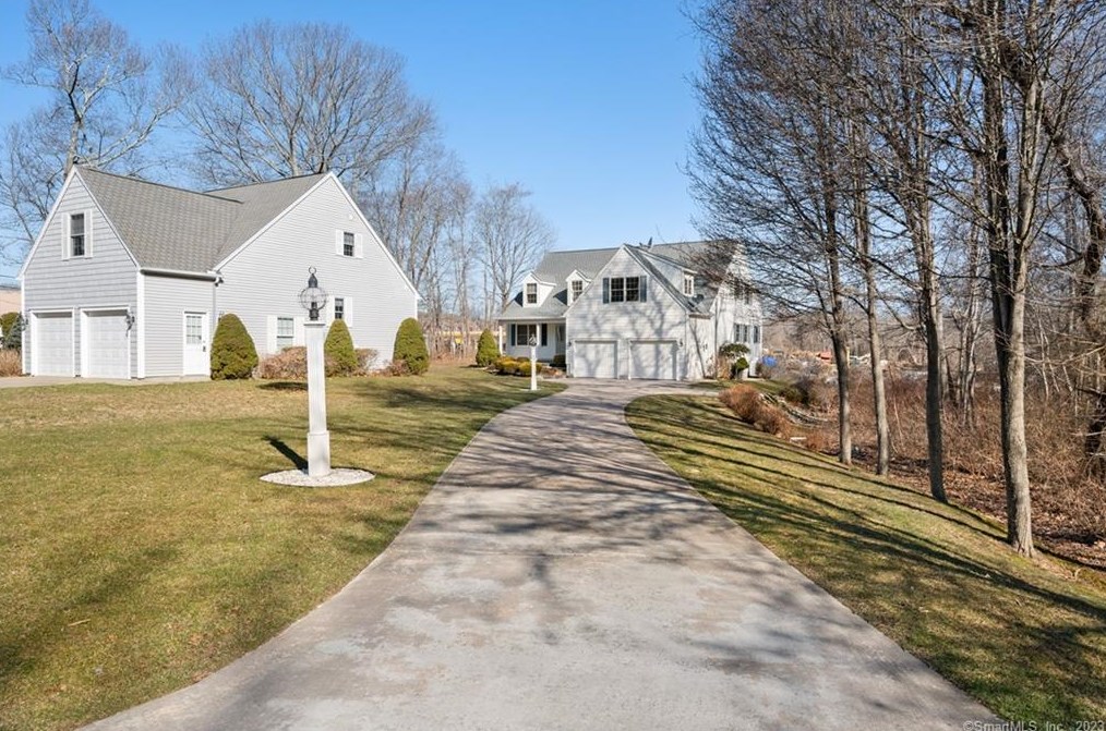 4 Village Dr, Waterford, CT 06385