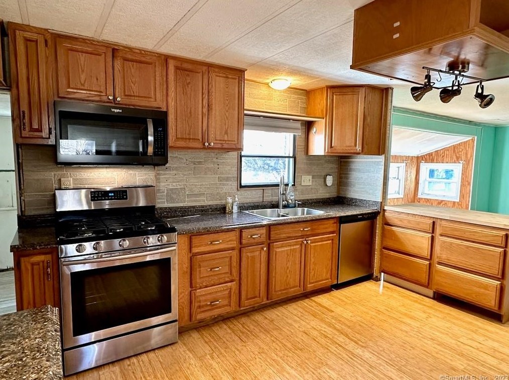 17 Naomi, Gales Ferry, CT 06339