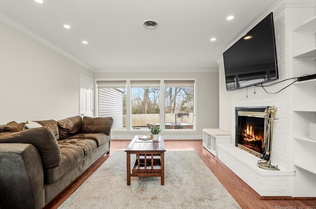 45 Drumlin Rd, Westport CT  06880-6126 exterior