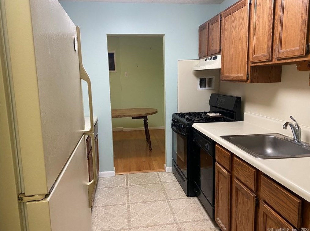 281 Gardner Ave #j3, United States Coast Guard Ac, CT 06320