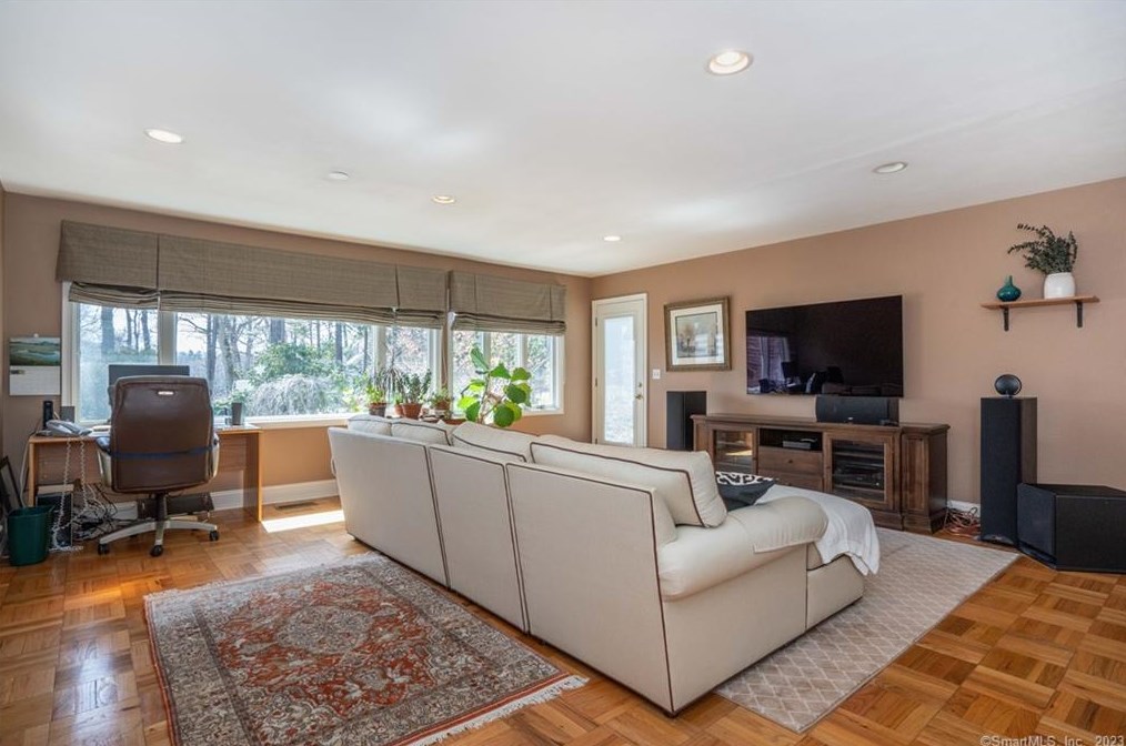 17 Mtn Ter Rd, Hartford CT 06107-1531 exterior