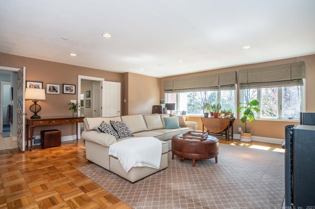 17 Mtn Ter Rd, Hartford CT 06107-1531 exterior