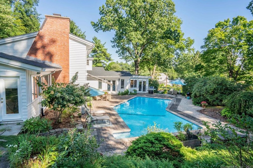 17 Mtn Ter Rd, Hartford CT 06107-1531 exterior