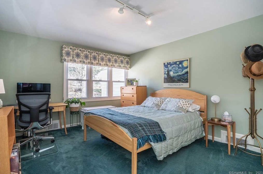 17 Mtn Ter Rd, Hartford CT 06107-1531 exterior