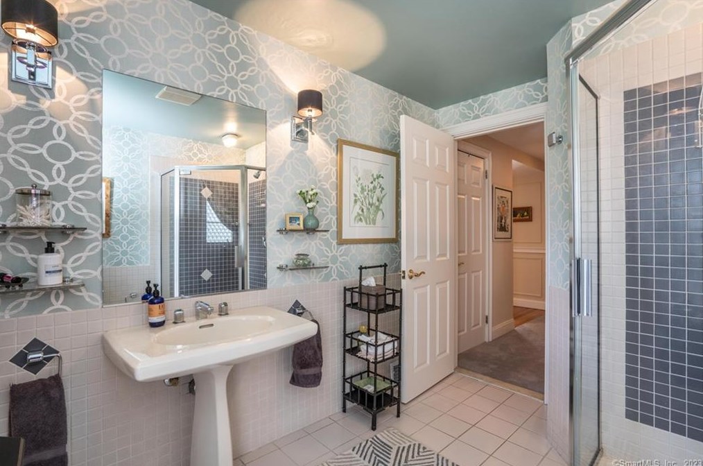 17 Mtn Ter Rd, Hartford CT 06107-1531 exterior