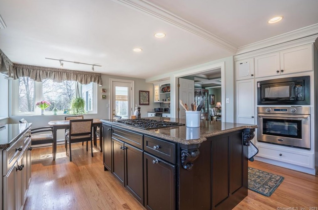 17 Mtn Ter Rd, Hartford CT 06107-1531 exterior