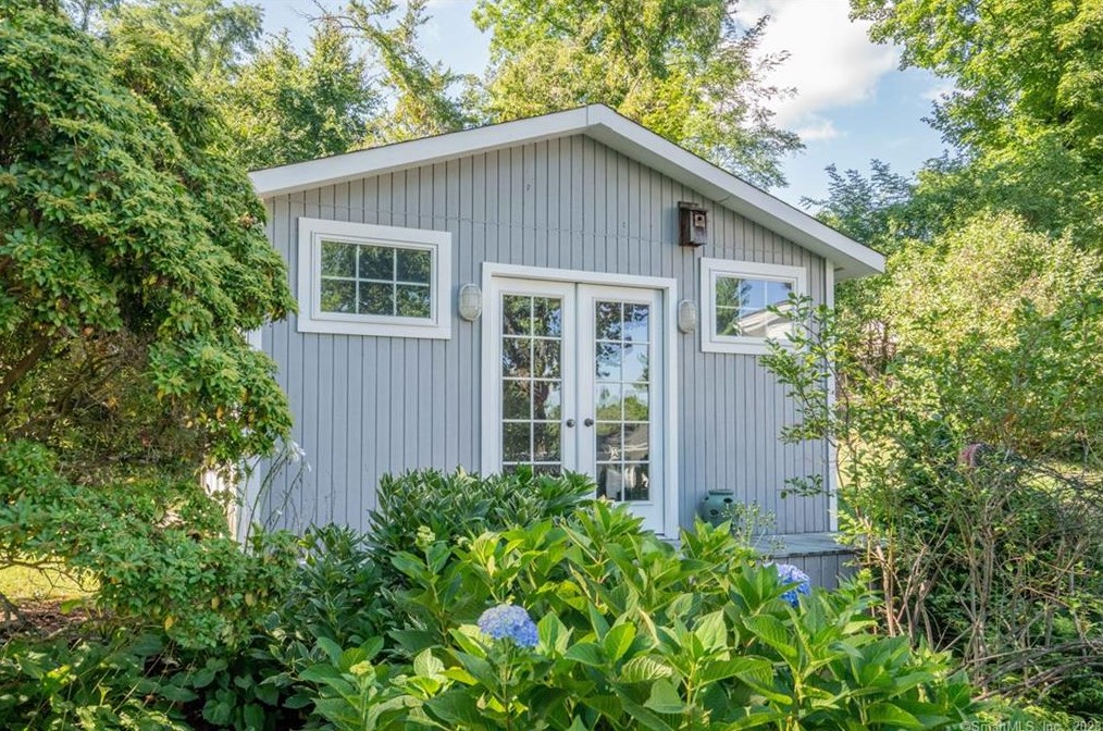 17 Mtn Ter Rd, Hartford CT 06107-1531 exterior