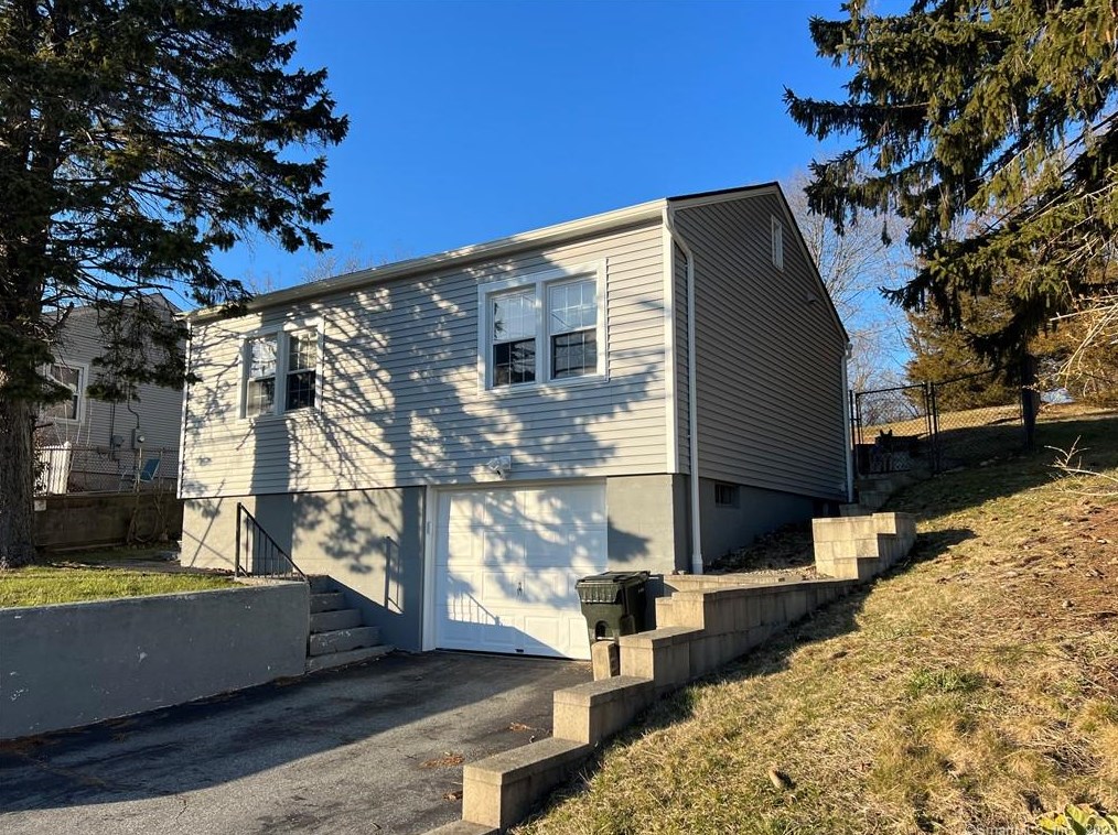 158 Meridian St, Groton, CT 06340