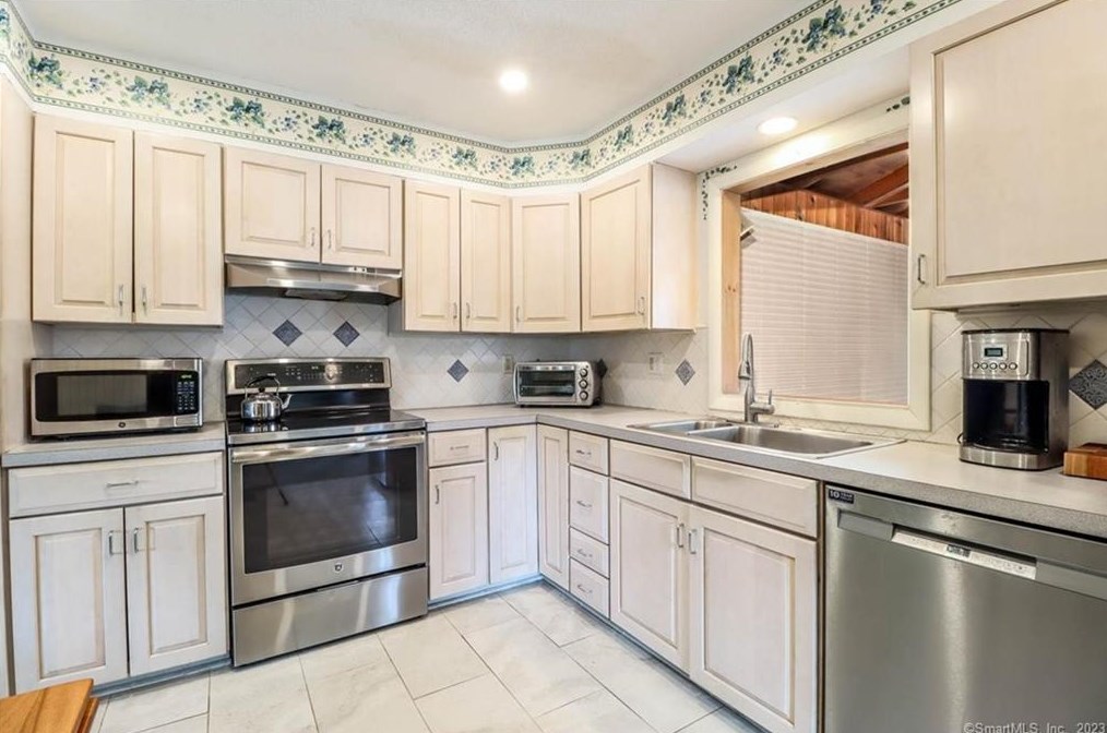 28 Meetinghouse Ter, Northville CT  06776-5118 exterior