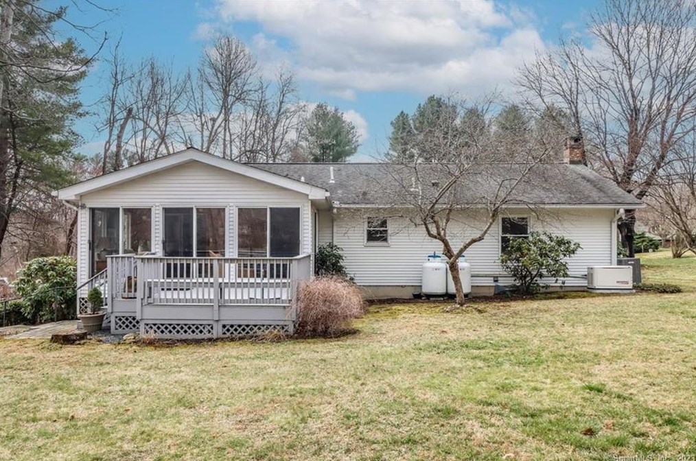 28 Meetinghouse Ter, Northville CT  06776-5118 exterior